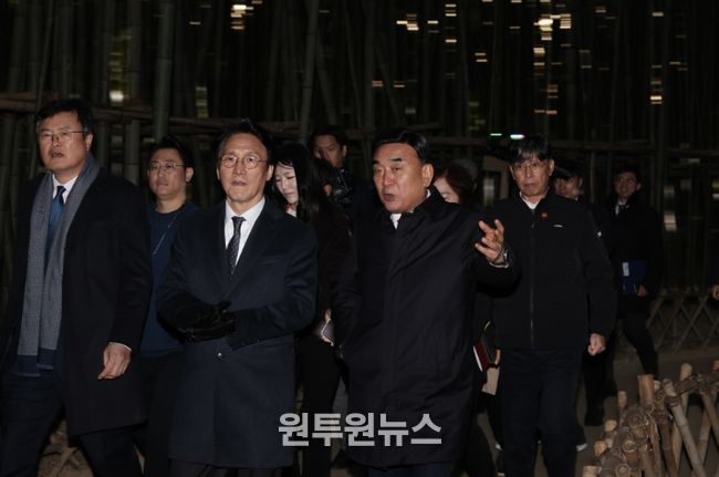 김민석 국무총리가 19일 무장애 관광수용태세 점검차 울산시 중구 태화강 국가정원을 방문, 김두겸 울산시장과 십리대숲길을 걷고 있다.