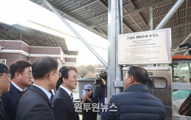 김민석 국무총리가 20일 경기도 여주시 구양리 마을 태양광 발전소를 방문, 발전 시설을 둘러보고 있다.