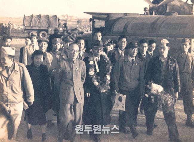 1945년 11월 5일 환국을 위해 충칭을 떠나 상하이에 도착한 김구주석과 환영 인파들