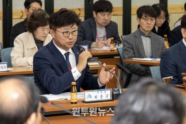 최충규 대덕구청장이 21일 구청 대회의실에서 열린 ‘공약사업주민평가단 회의’에 참석해 인사말을 전하고 있다.