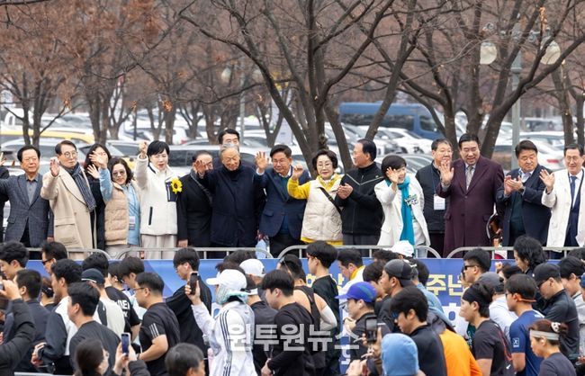 제10회 김대중 평화 마라톤 참가자들을 응원하는 박강수 마포구청장