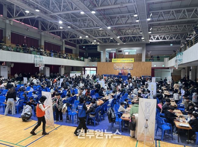 제13회 시장배 전국아마추어 바둑대회에 참가한 학생부 선수들이 경기에 임하고 있다.