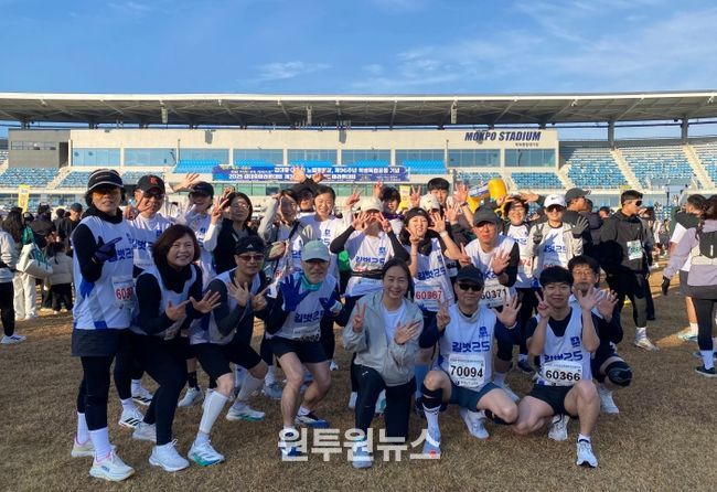 전라남도교육청 소속 마라톤 동호회 ‘길벗 25’동호인들이 23일 열린 ‘2025 김대중마라톤대회 및 제38회 전남교육감기 마라톤 대회’에 참가해 기념사진 촬영을 하고 있다.