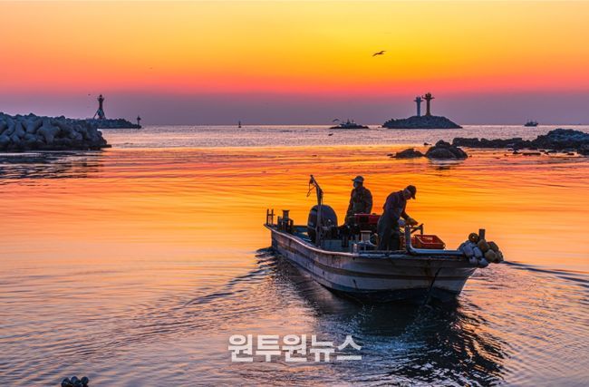 제7회 국가어항 사진 공모전(전문가 사진부문 / 장관상 / 수상자 : 김기홍 / 작품명 : 여명 속의 출어 / 촬영항 : 부산광역시 대변항)