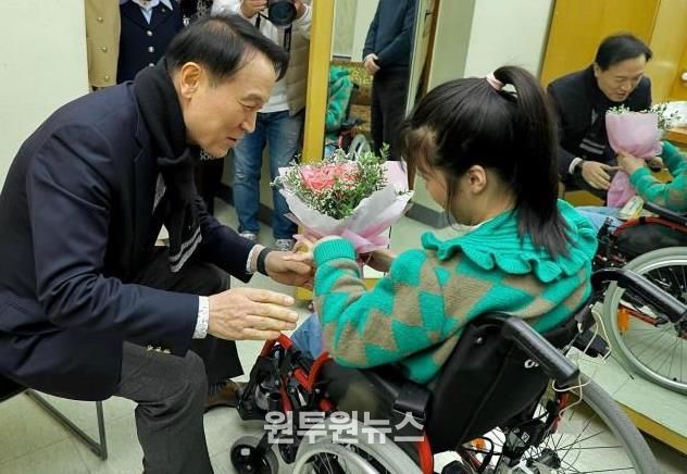 경기도교육청 장애인식개선 창작뮤지컬 ‘위리’ 출연 장애학생을 격려하는 임태희 교육감 사진