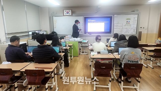 웨일북과 크롬북 사용자 교육 모습