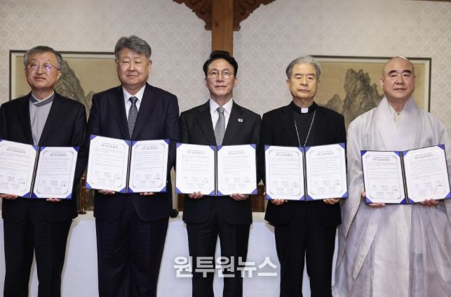 김민석 국무총리가 24일 삼청동 총리서울공관에서 열린 제1차 정부-종교계 생명존중 원탁회의를 갖기에 앞서 협약식을 하고 있다.