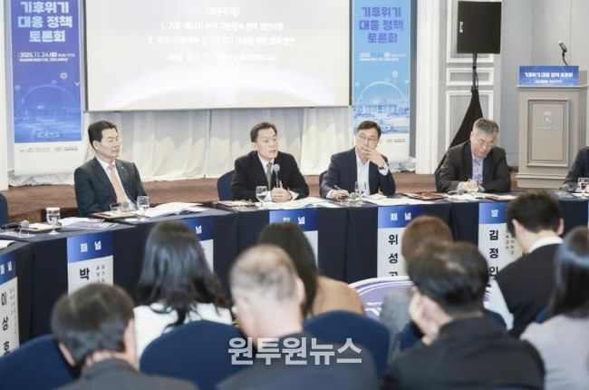 이재준 수원시장이 패널토론에서 발언하고 있다.