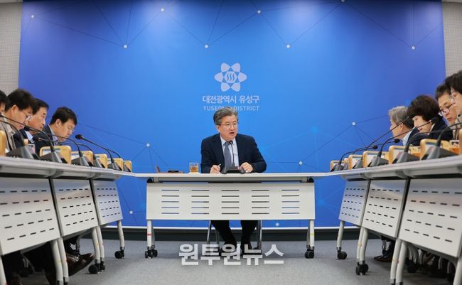 정용래 유성구청장이 25일 열린 주간간부회의를 주재하고 있다.