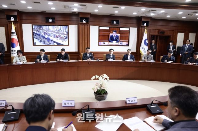 김민석 국무총리가 24일 세종대로 정부서울청사에서 열린 헌법존중 정부혁신 TF 간담회를 주재하고 있다.