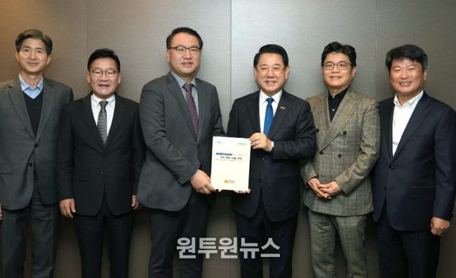 김영록 전라남도지사가 25일 서울 여의도에서 유병서 기획재정부 예산실장과 간담회를 갖고 2026년 국회 증액 핵심사업이 차질없이 반영되도록 지원을 요청한 뒤 전남의 주요 현안사업 건의 내용을 전달하고 있다.