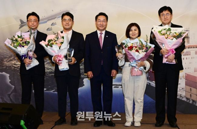 유정복 인천광역시장이 25 연수구 쉐라톤호텔에서 열린 '2025년 인천광역시 물류의날' 행사에서 물류발전대상 시상을 하고 있다.