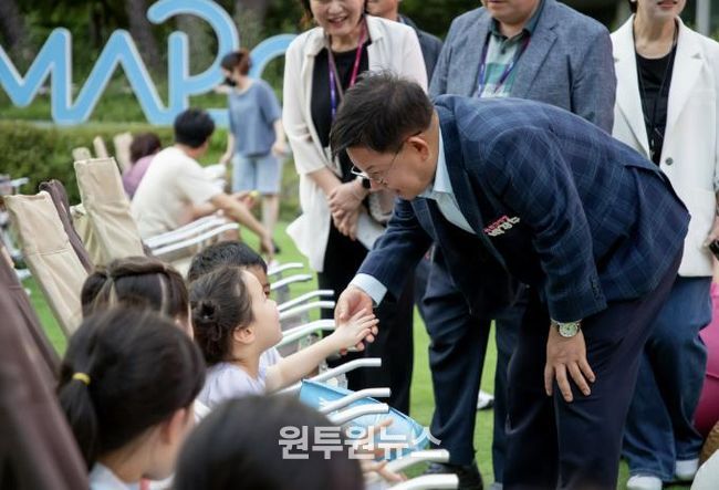 박강수 마포구청장이 엄빠랑 영화광장 행사에 참여한 어린이들과 행복한 시간을 보내고 있다.