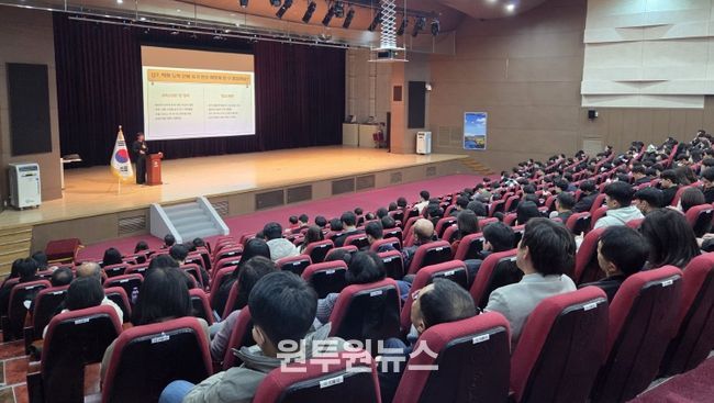 25일 전라남도교육청창의융합교육원에서 ‘2025 학생 도박 예방강화 연수’가 진행되고 있다.