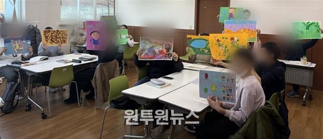 인천장애인종합복지관과 혜원의료재단이 협업한 장애인 예술일자리사업에 참여하는 장애인들이 작품을 들고 기념 촬영을 하고 있다,