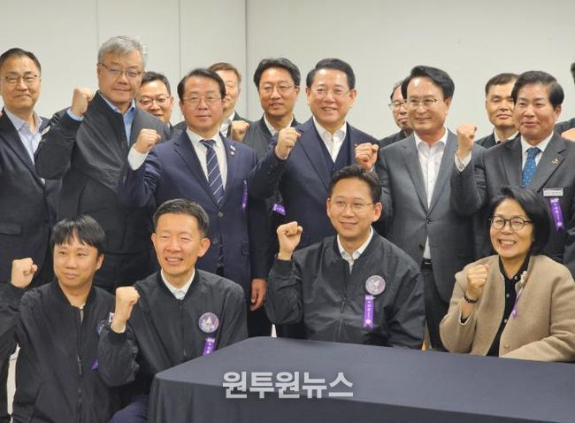 김영록 전라남도지사가 27일 새벽 고흥 나로우주센터에서 한국형발사체 ‘누리호’ 4차 발사 성공을 관계자들과 축하하고 있다.