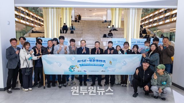 경상국립대학교 가좌캠퍼스 도서관에서 운영된 ‘RISE×로컬콘텐츠 크라우드펀딩 팝업존’ 전시 및 체험 현장 모습. 박명균 경남도 행정부지사, 권진회 총장 일행이 11월 25일 현장을 방문해 관계자들을 격려했다.