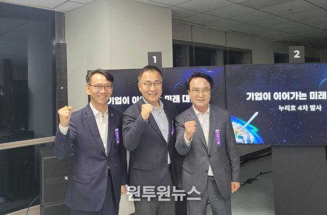 한국형 발사체 누리호 4차 발사 성공 축하(왼쪽부터 김명주경제부지사, 최형두국회의원, 박동식사천시장)