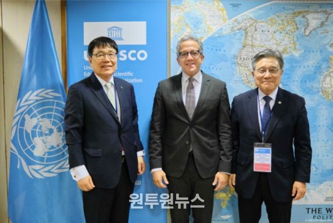 면담 후 기념 촬영하는 허민 국가유산청장(오른쪽), 칼레드 엘에나니 신임 유네스코사무총장(가운데), 이병현 제48차 세계유산위원회 의장(11월 25일 유네스코 본부)