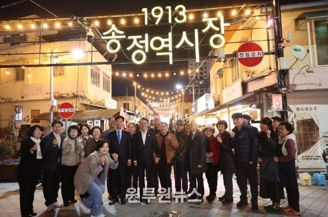 김민석 국무총리가 26일 광주 광산구 1913송정역시장을 방문, 상인들과 인사를 나누고 기념촬영을 하고 있다.