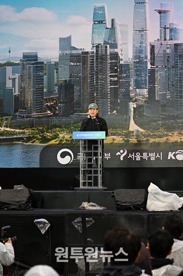 오세훈 서울시장이 27일 용산구 철도정비창 일대에서 열린 '용산국제업무지구 기공식'에서 기념사하고 있다.
