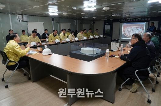 김인호산림청장이 27일 국립새만금수목원 조성지에 대한 현장점검을 실시하고 겨울철 안전사고 대비 상황을 점검했다
<p> </p>
<p>