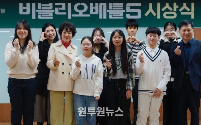 시상식에서 안필연 대표이사(좌측 세번째), 정구선 도서관본부장(우측 첫 번째)이 수상자들과 포즈를 취하고 있다.