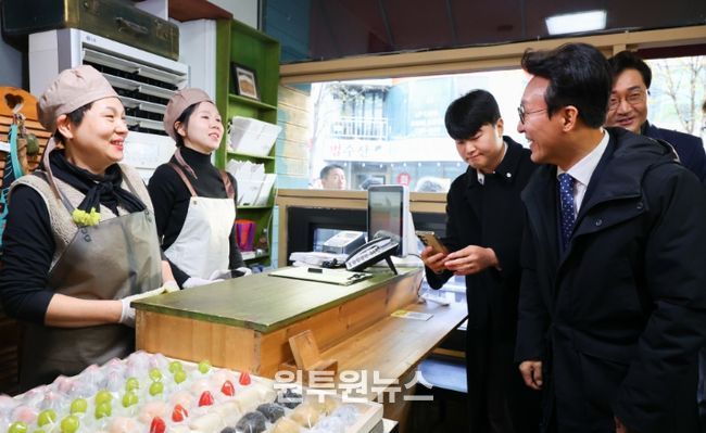 김민석 국무총리가 28일 대전 중구 대흥동 제과점을 방문, 상인과 대화를 나누고 있다.