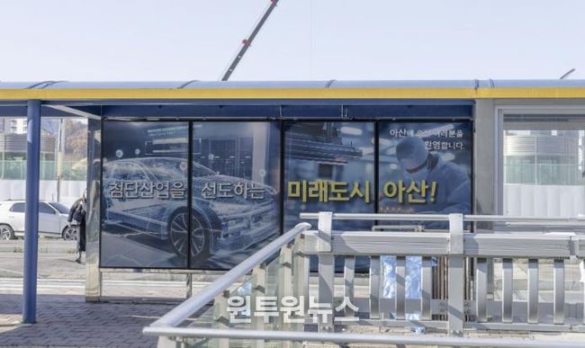 홍보게시대 좌측과 우측면 사진