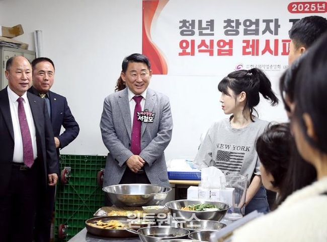 서철모 서구청장이 레시피 개발 교육 현장을 방문에 참가자들을 독려하고 있다