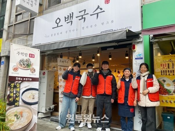 대전 대덕구가 지역자활센터 10개 사업단을 ‘건강마을 가맹점’으로 지정하며 생활 속 건강관리 체계를 본격 가동했다. 사진은 건강마을 가맹점으로 지정된 오백국수 법동점에서 건강지도자와 관계자들이 기념 촬영을 하고 있다