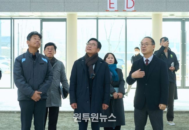 1일 김석필 천안시장 권한대행 부시장과 이용수 대한축구협회 부회장 등이 대한민국축구종합센터 실내축구장, 스타디움, 숙소동 등을 둘러보고 있다