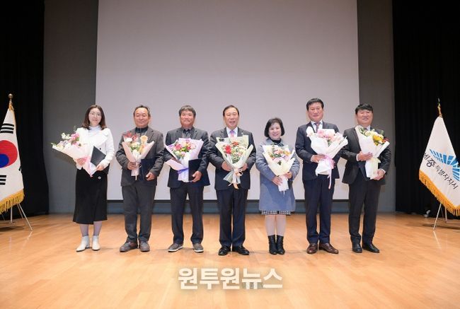 농업인 대상_왼쪽 두번째부터 강용규 씨, 박승갑 씨, 최민호 시장, 류명순 씨