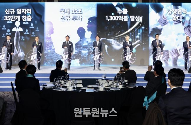 김민석 국무총리가 1일 서울 롯데호텔에서 열린 제11회 중견기업인의 날 기념식에서 축사 및 기념 퍼포먼스를 하고 있다.