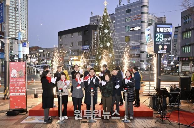 점등버튼 앞 단체사진