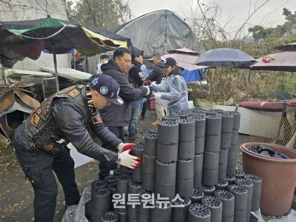 할리데이비슨 투어클럽 로드엔젤스 동호회 회원들이 연탄을 나르고 있다.