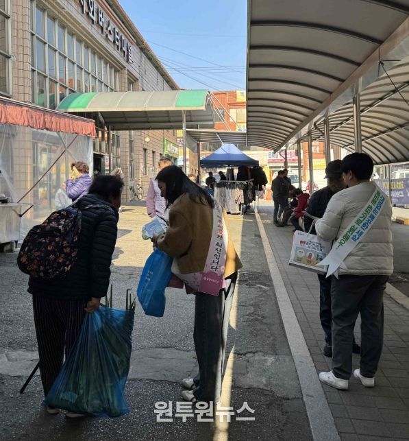 2일 밀양버스터미널 일원에서 진행한 에이즈 및 성매개감염병 예방 홍보 캠페인