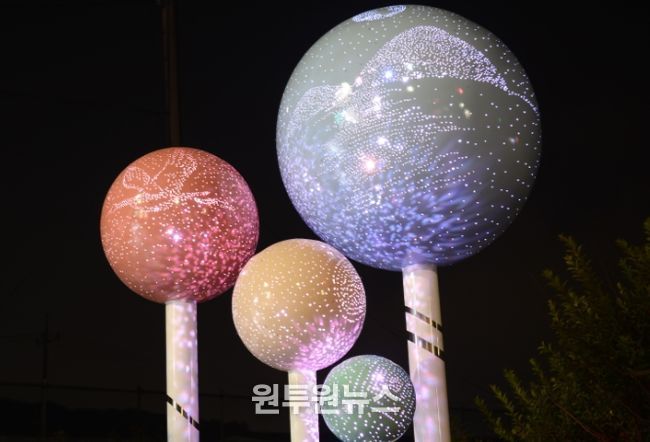심학산 빛의 거리에 설치된 미디어아트 조형물