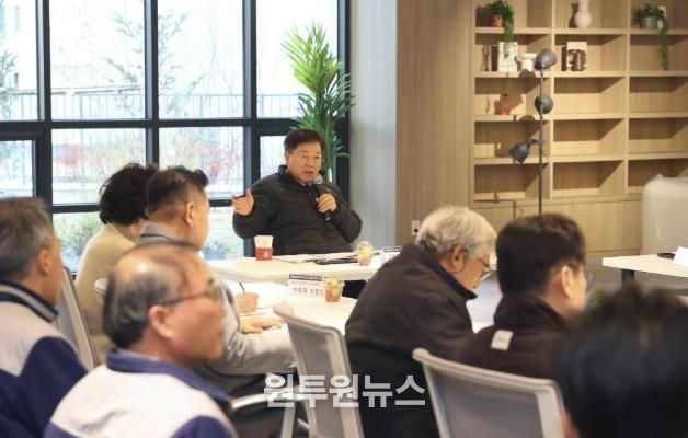 박승원 광명시장이 지난 2일 오후 광명제1R구역 재개발정비사업 '광명자이더샵포레나' 현장을 찾아 공사 현황을 청취하며 품질관리와 안전관리에 최선을 다해줄 것을 당부하고 있다.