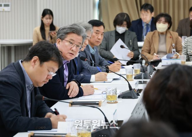 정용래 유성구청장이 3일 오전 확대간부회의를 주재하고 있다