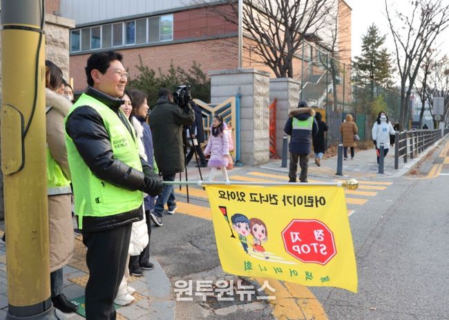 이상일 용인특례시장은 3일 대현초를 방문해 교통지도 봉사를 진행했다