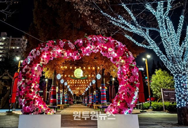 기장군이 정관 윗골공원에 빛 거리를 확대 조성했다