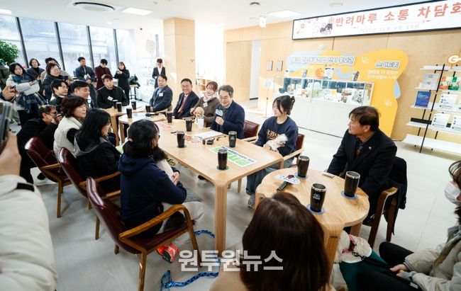 4일 오후 김동연 경기도지사가 반려마루 여주에 방문하여 관계자들과 간담회를 진행하고 있다.