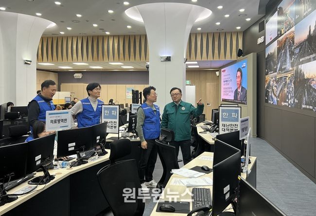 김성보 서울시 행정2부시장이 5일 7시 30분 서울시청 지하3층 제설 종합대책 상황실을 찾아 주요 간선도로의 교통종합상황을 확인하고 있다.