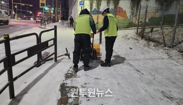 보행로 제설작업 현장 모습