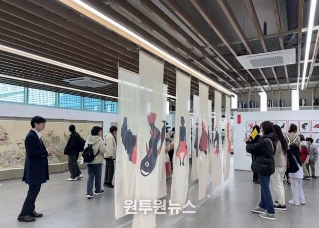 아트투어버스 참여자들이 전시를 관람하고 있다.