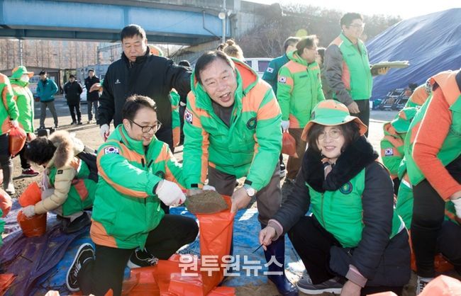 겨울철 폭설 대비 제설용 모래주머니 제작 구슬땀