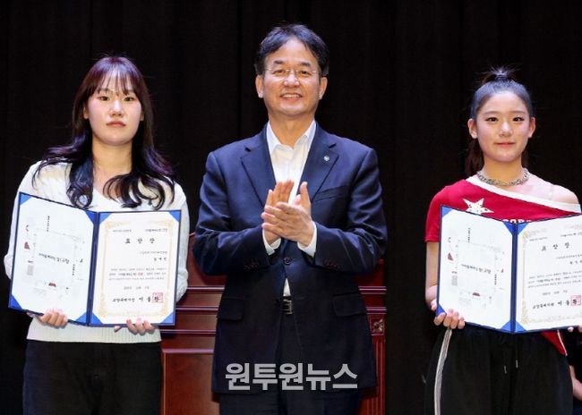 이동환 고양시장과 모범 청소년 치어리더 표창장 수상 기념촬영