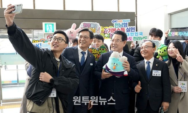 8일 영암군민회관 대회의실에서 열린 ‘영암군 정책비전 투어’ 행사에 참석한 김영록 전라남도지사가 영암군청 직원들과 함께 기념촬영을 하고 있다.