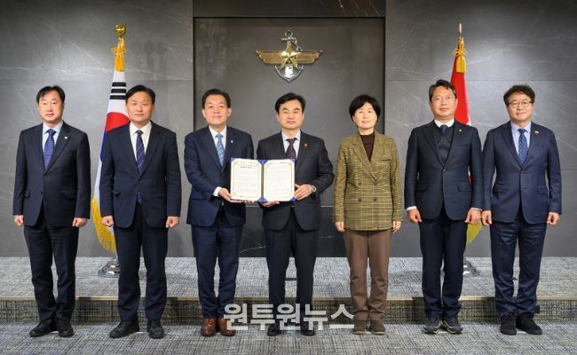 이재준 수원시장(왼쪽 세 번째)과 수원 지역 국회의원 5명이 안규백 국방부장관(왼쪽 4번째)에게 ‘수원 군 공항 이전의 국가전략 사업화를 위한 공동 건의문’을 전달한 후 함께하고 있다. 왼쪽부터 김준혁 의원, 김영진 의원, 이재준 시장, 안규백 장관, 백혜련 의원, 김승원 의원, 염태영 의원. 국방부 제공.